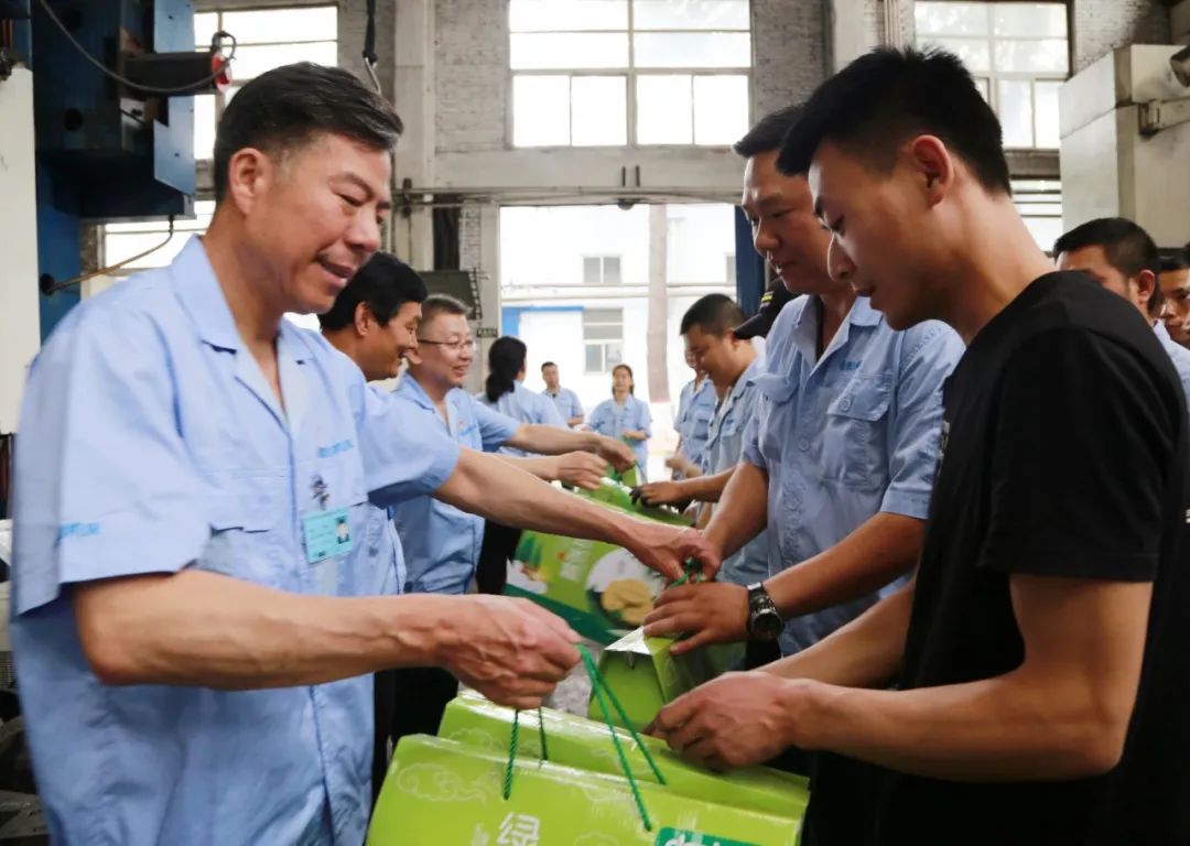 �ϼ������³��ʶ�ο��һ�߼Ӱ�Ա��